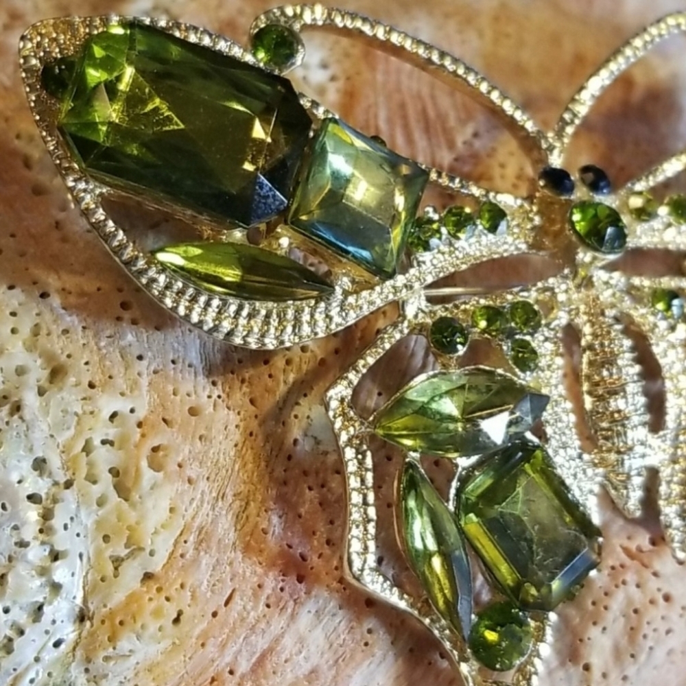 Vintage Green Crystal Butterfly Gold Brooch - Picture 2 of 6